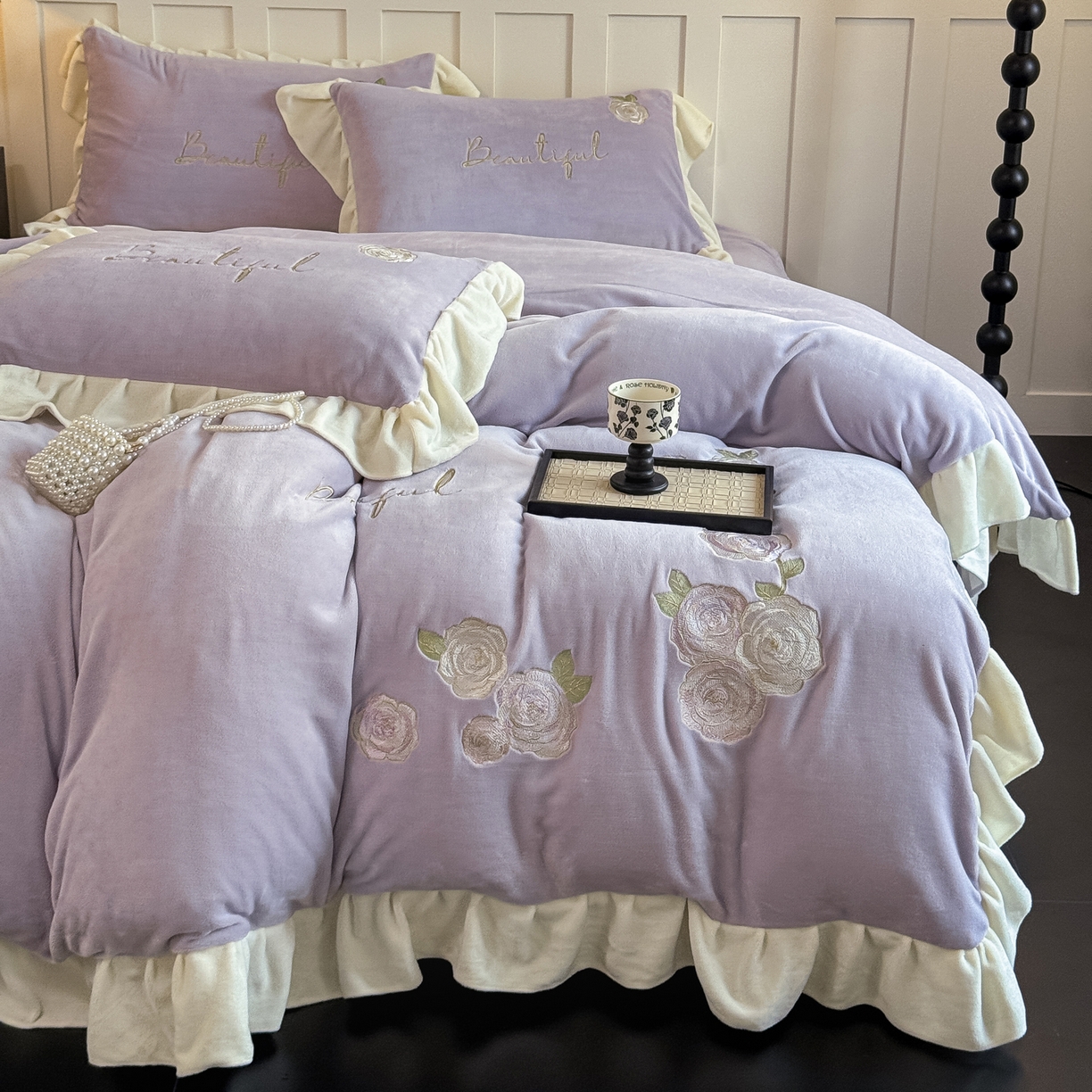 91家纺网 家纺一手货源 找家纺 KA家纺 2025新款冬高克重刺绣床裙款花边款牛奶绒四件套-秘密花园系列 秘密花园紫