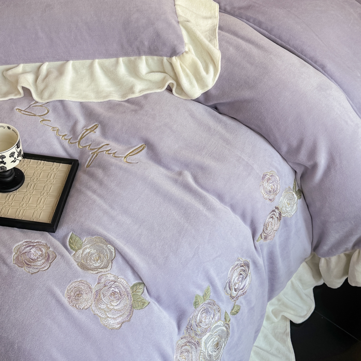 91家纺网 家纺一手货源 找家纺 KA家纺 2025新款冬高克重刺绣床裙款花边款牛奶绒四件套-秘密花园系列 秘密花园紫