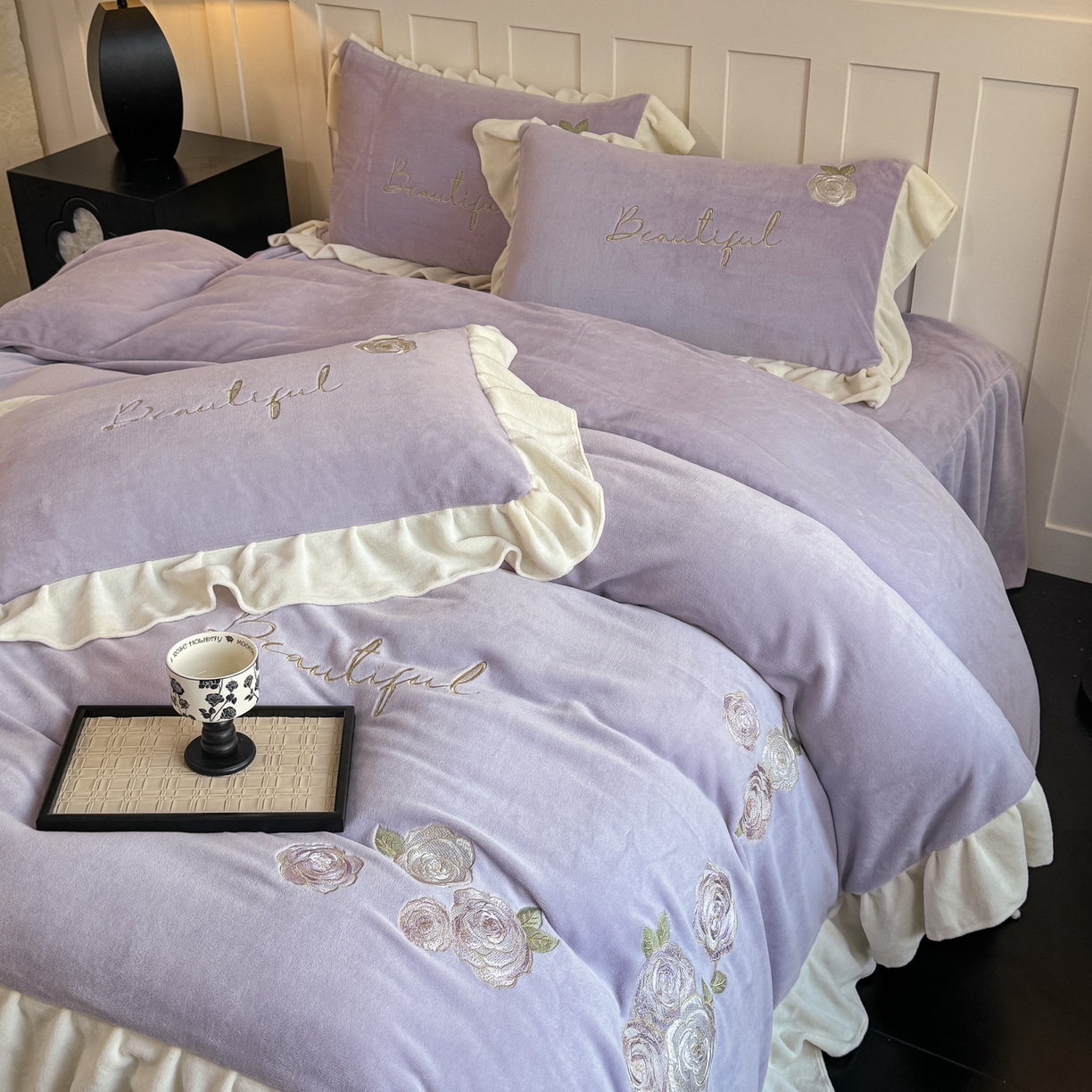 91家纺网 家纺一手货源 找家纺 KA家纺 2025新款冬高克重刺绣床裙款花边款牛奶绒四件套-秘密花园系列 秘密花园紫