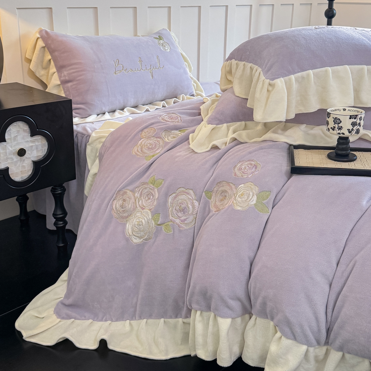 91家纺网 家纺一手货源 找家纺 KA家纺 2025新款冬高克重刺绣床裙款花边款牛奶绒四件套-秘密花园系列 秘密花园紫