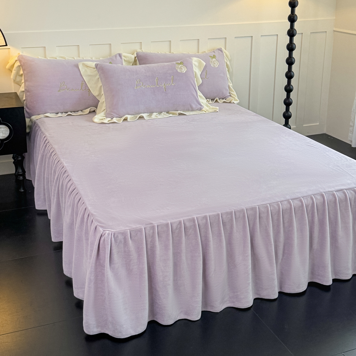 91家纺网 家纺一手货源 找家纺 KA家纺 2025新款冬高克重刺绣床裙款花边款牛奶绒四件套-秘密花园系列 秘密花园紫