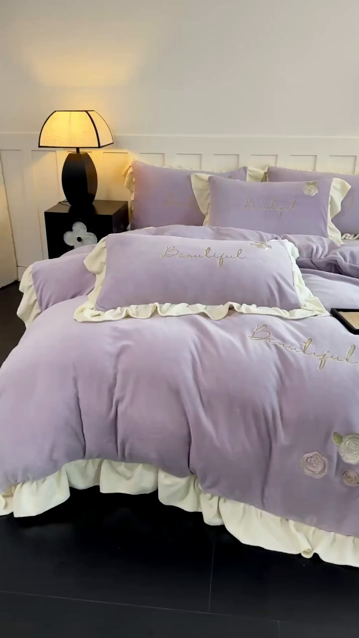 91家纺网 家纺一手货源 找家纺 KA家纺 2025新款冬高克重刺绣床裙款花边款牛奶绒四件套-秘密花园系列 秘密花园紫