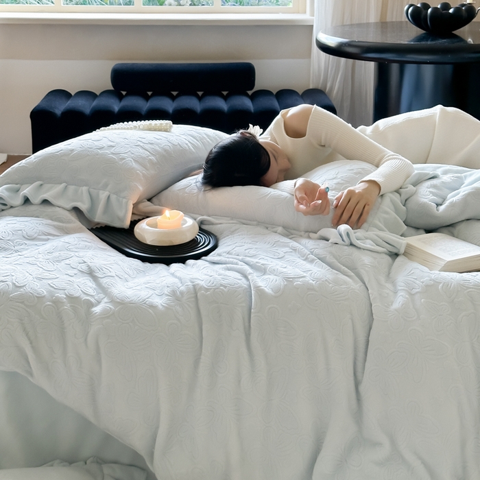 91家纺网 家纺一手货源 找家纺 （总）云栖家居 2025消光加厚纯色立体雕花牛奶绒-又见小蝴蝶（售价劵后：不得低于199元）