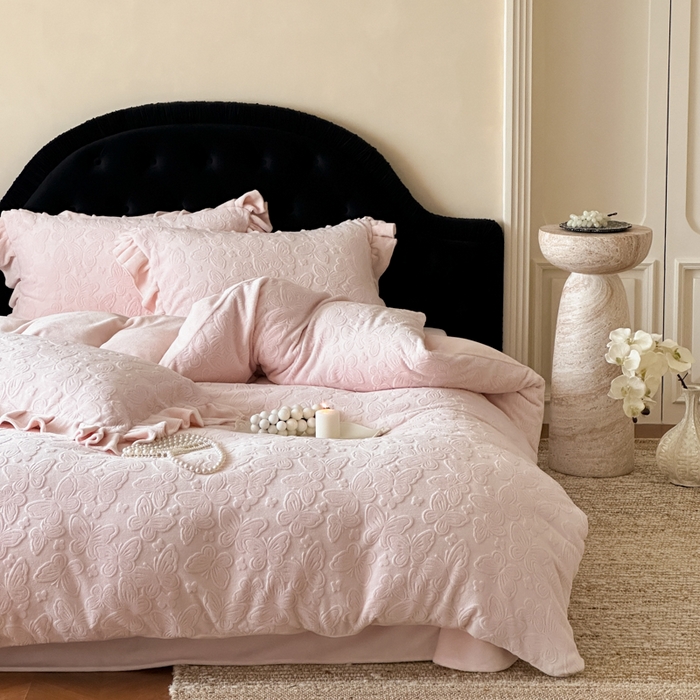 91家纺网 家纺一手货源 找家纺 云栖家居 2025消光加厚纯色立体雕花牛奶绒-又见小蝴蝶（售价劵后：不得低于199元） 又见小蝴蝶-粉