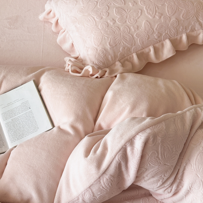 91家纺网 家纺一手货源 找家纺 云栖家居 2025消光加厚纯色立体雕花牛奶绒-又见小蝴蝶（售价劵后：不得低于199元） 又见小蝴蝶-粉