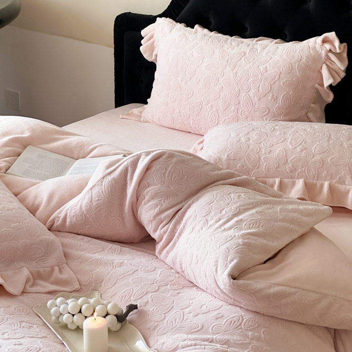 91家纺网 家纺一手货源 找家纺 云栖家居 2025消光加厚纯色立体雕花牛奶绒-又见小蝴蝶（售价劵后：不得低于199元） 又见小蝴蝶-粉