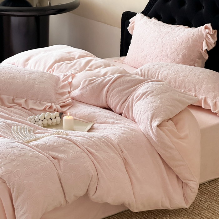 91家纺网 家纺一手货源 找家纺 云栖家居 2025消光加厚纯色立体雕花牛奶绒-又见小蝴蝶（售价劵后：不得低于199元） 又见小蝴蝶-粉