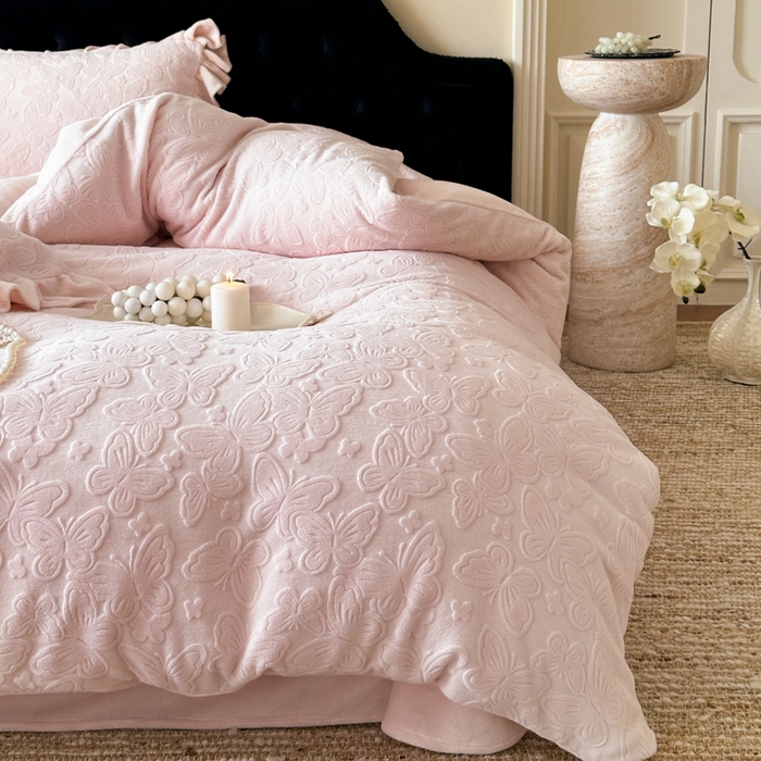 91家纺网 家纺一手货源 找家纺 云栖家居 2025消光加厚纯色立体雕花牛奶绒-又见小蝴蝶（售价劵后：不得低于199元） 又见小蝴蝶-粉