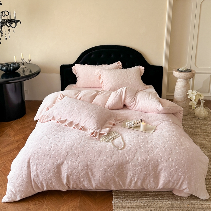 91家纺网 家纺一手货源 找家纺 云栖家居 2025消光加厚纯色立体雕花牛奶绒-又见小蝴蝶（售价劵后：不得低于199元） 又见小蝴蝶-粉