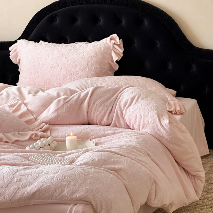 91家纺网 家纺一手货源 找家纺 云栖家居 2025消光加厚纯色立体雕花牛奶绒-又见小蝴蝶（售价劵后：不得低于199元） 又见小蝴蝶-粉