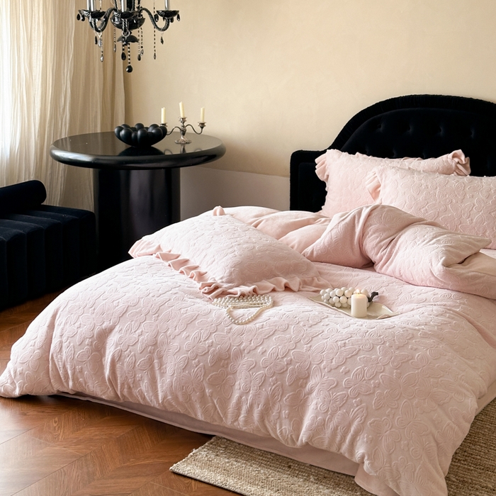 91家纺网 家纺一手货源 找家纺 云栖家居 2025消光加厚纯色立体雕花牛奶绒-又见小蝴蝶（售价劵后：不得低于199元） 又见小蝴蝶-粉