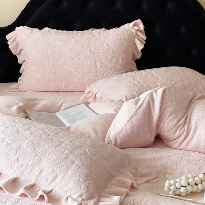 91家纺网 家纺一手货源 找家纺 云栖家居 2025消光加厚纯色立体雕花牛奶绒-又见小蝴蝶（售价劵后：不得低于199元） 又见小蝴蝶-粉