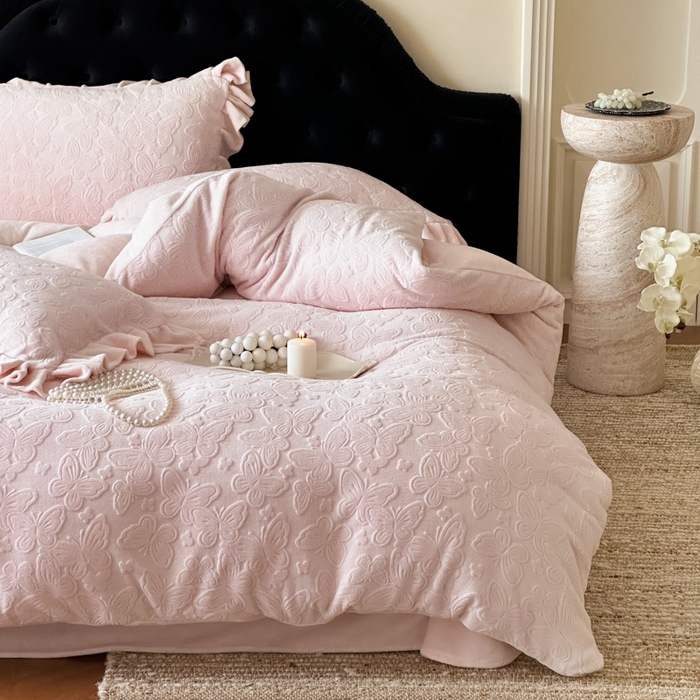 91家纺网 家纺一手货源 找家纺 云栖家居 2025消光加厚纯色立体雕花牛奶绒-又见小蝴蝶（售价劵后：不得低于199元） 又见小蝴蝶-粉