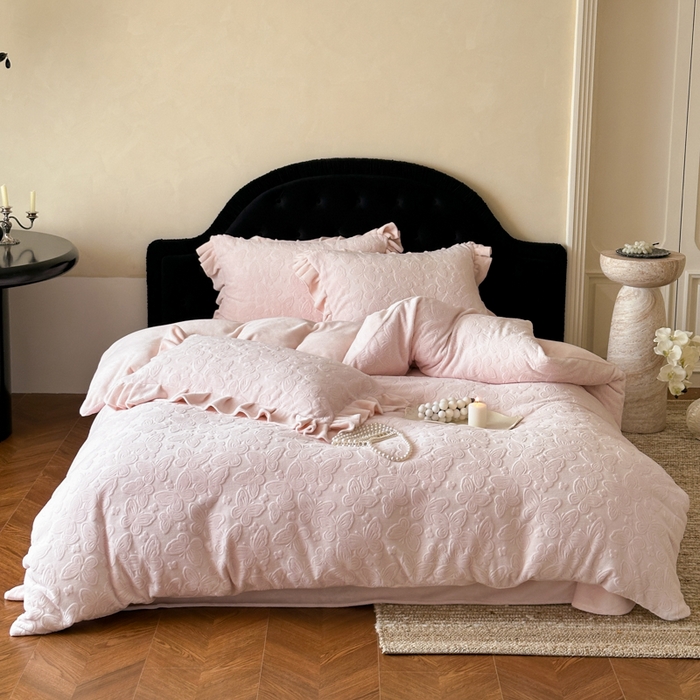 91家纺网 家纺一手货源 找家纺 云栖家居 2025消光加厚纯色立体雕花牛奶绒-又见小蝴蝶（售价劵后：不得低于199元） 又见小蝴蝶-粉