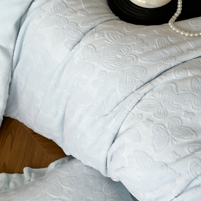 91家纺网 家纺一手货源 找家纺 云栖家居 2025消光加厚纯色立体雕花牛奶绒-又见小蝴蝶（售价劵后：不得低于199元） 又见小蝴蝶-蓝