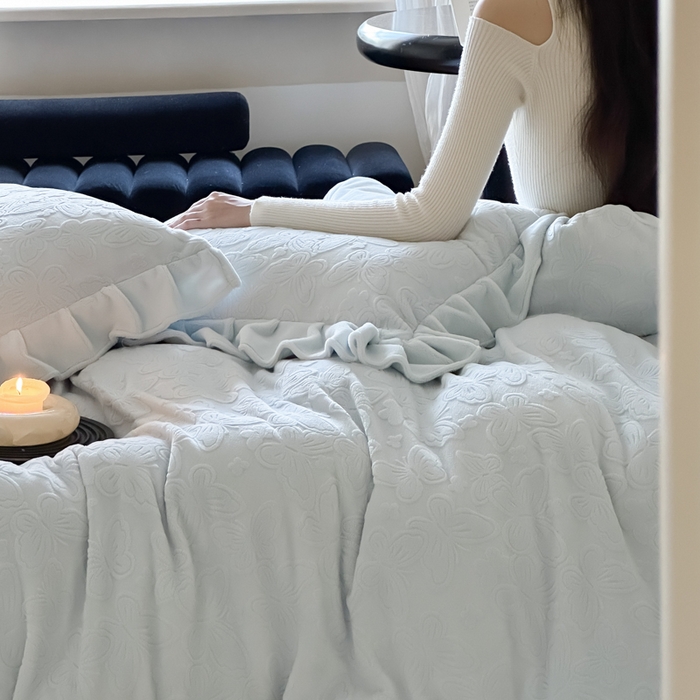 91家纺网 家纺一手货源 找家纺 云栖家居 2025消光加厚纯色立体雕花牛奶绒-又见小蝴蝶（售价劵后：不得低于199元） 又见小蝴蝶-蓝