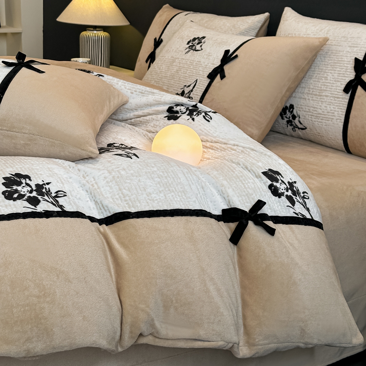 91家纺网 家纺一手货源 找家纺 （总）凯美家居 2025新款A类雕花牛奶绒四件套-美拉德系列