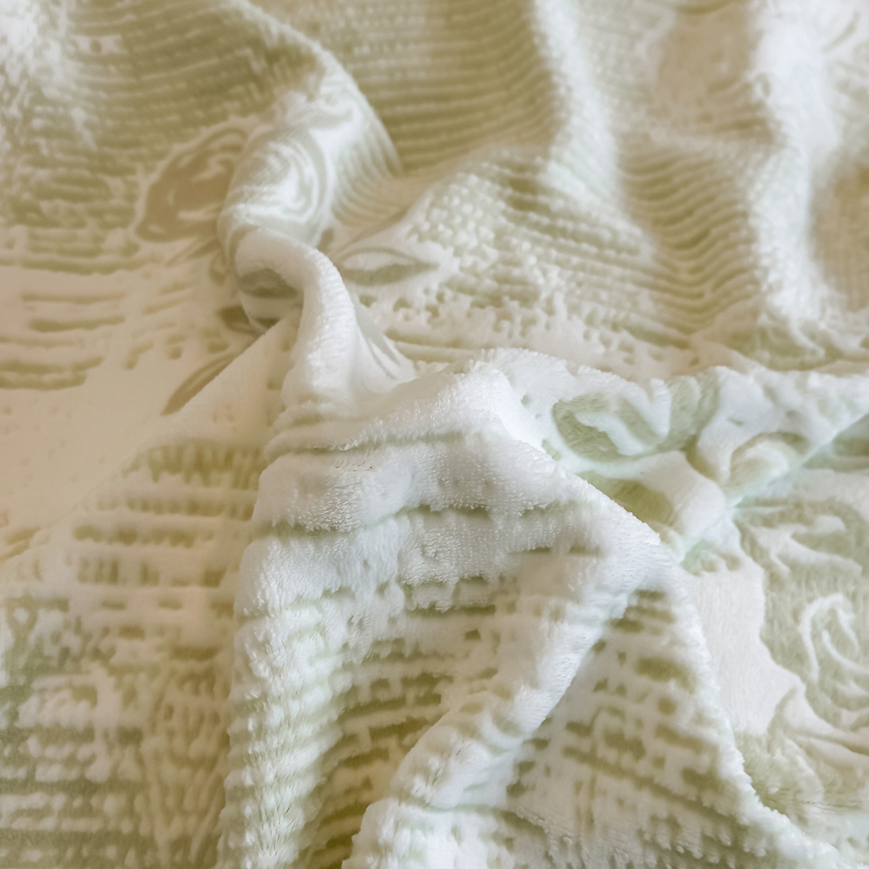 91家纺网 家纺一手货源 找家纺 凯美家居 2025新款A类雕花牛奶绒四件套-美拉德系列 小岛蔷薇 绿