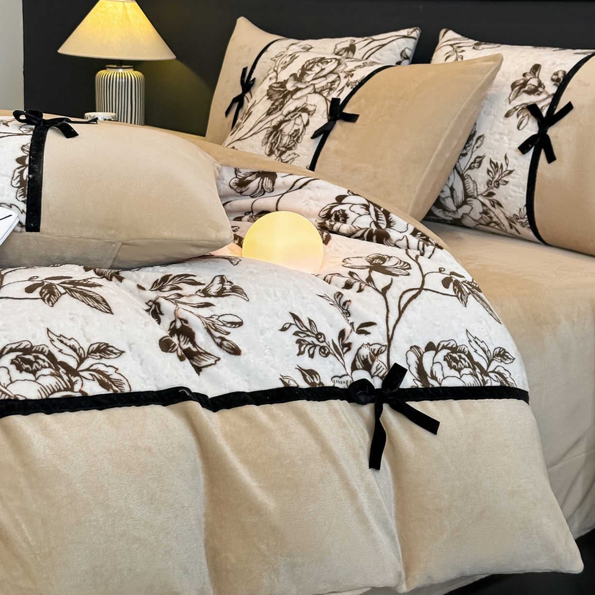 91家纺网 家纺一手货源 找家纺 凯美家居 2025新款A类雕花牛奶绒四件套-美拉德系列 芷岸澜庭