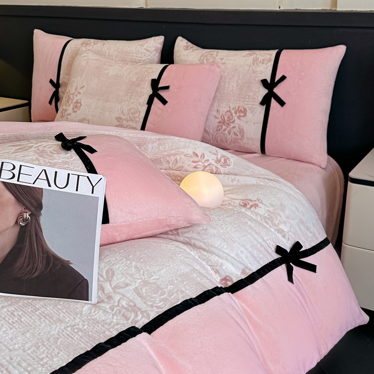 91家纺网 家纺一手货源 找家纺 凯美家居 2025新款A类雕花牛奶绒四件套-美拉德系列 小岛蔷薇 粉