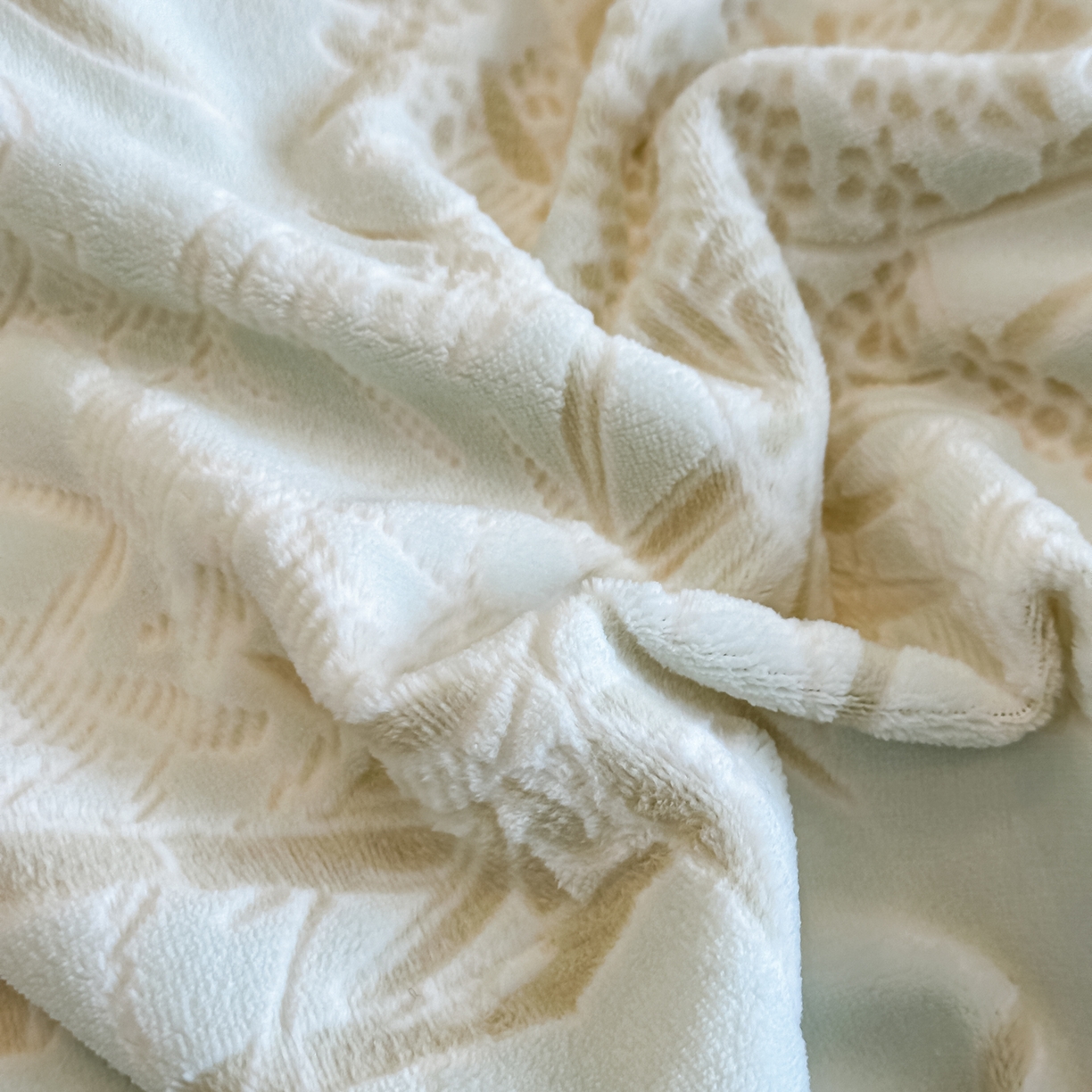 91家纺网 家纺一手货源 找家纺 凯美家居 2025新款A类雕花牛奶绒四件套-美拉德系列 雅致