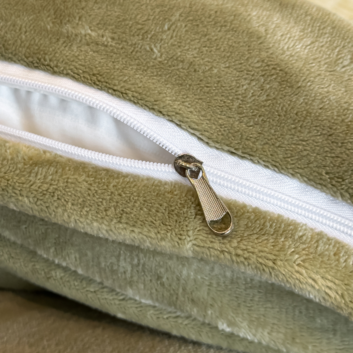 91家纺网 家纺一手货源 找家纺 凯美家居 2025新款A类雕花牛奶绒四件套-美拉德系列 小岛蔷薇 绿