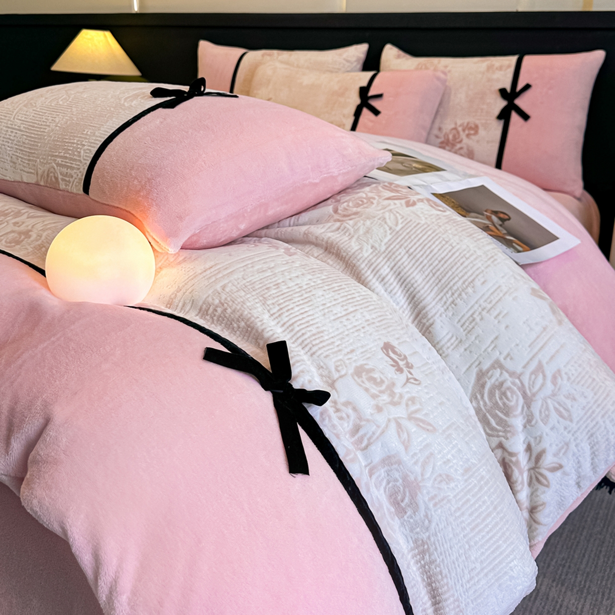 91家纺网 家纺一手货源 找家纺 凯美家居 2025新款A类雕花牛奶绒四件套-美拉德系列 小岛蔷薇 粉