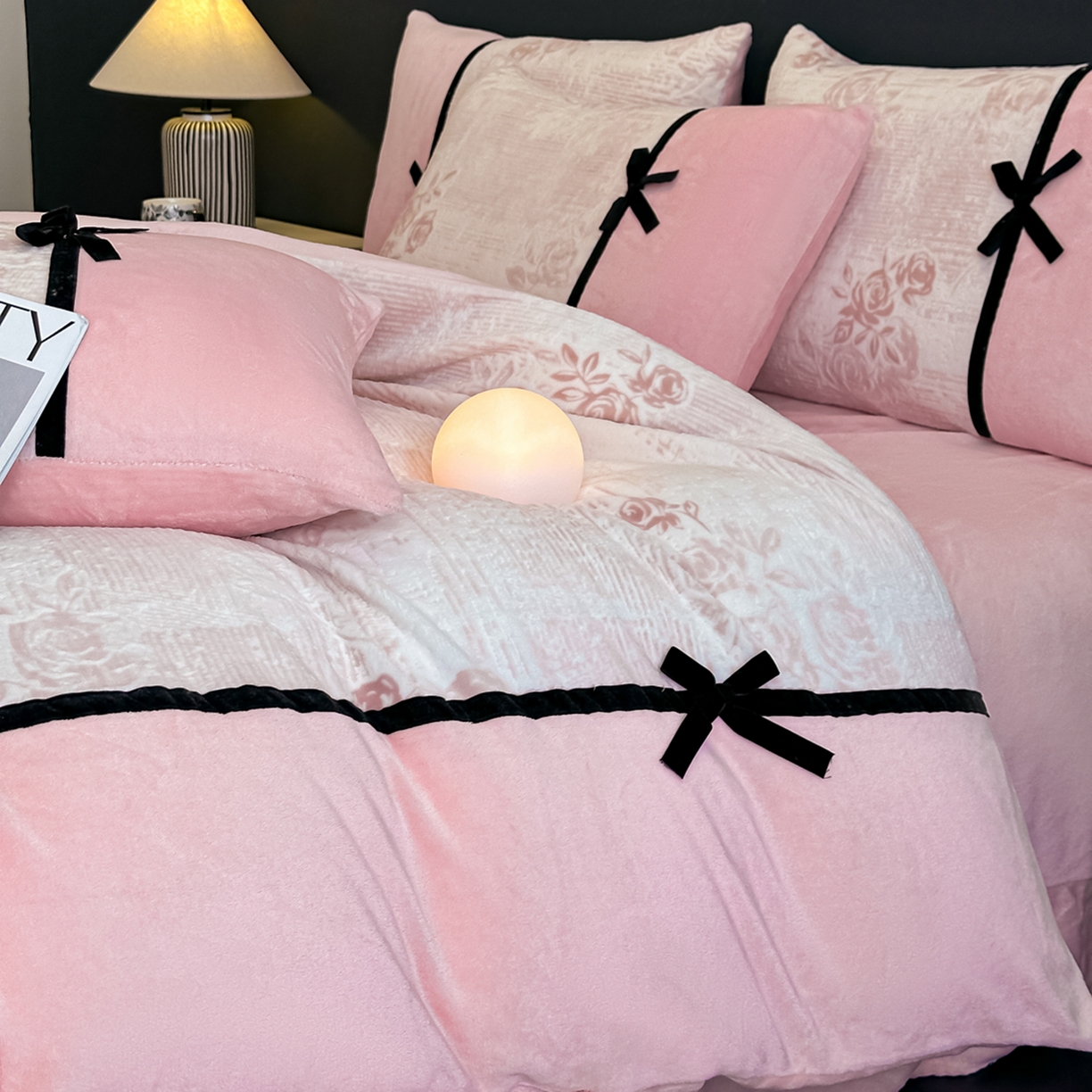 91家纺网 家纺一手货源 找家纺 凯美家居 2025新款A类雕花牛奶绒四件套-美拉德系列 小岛蔷薇 粉