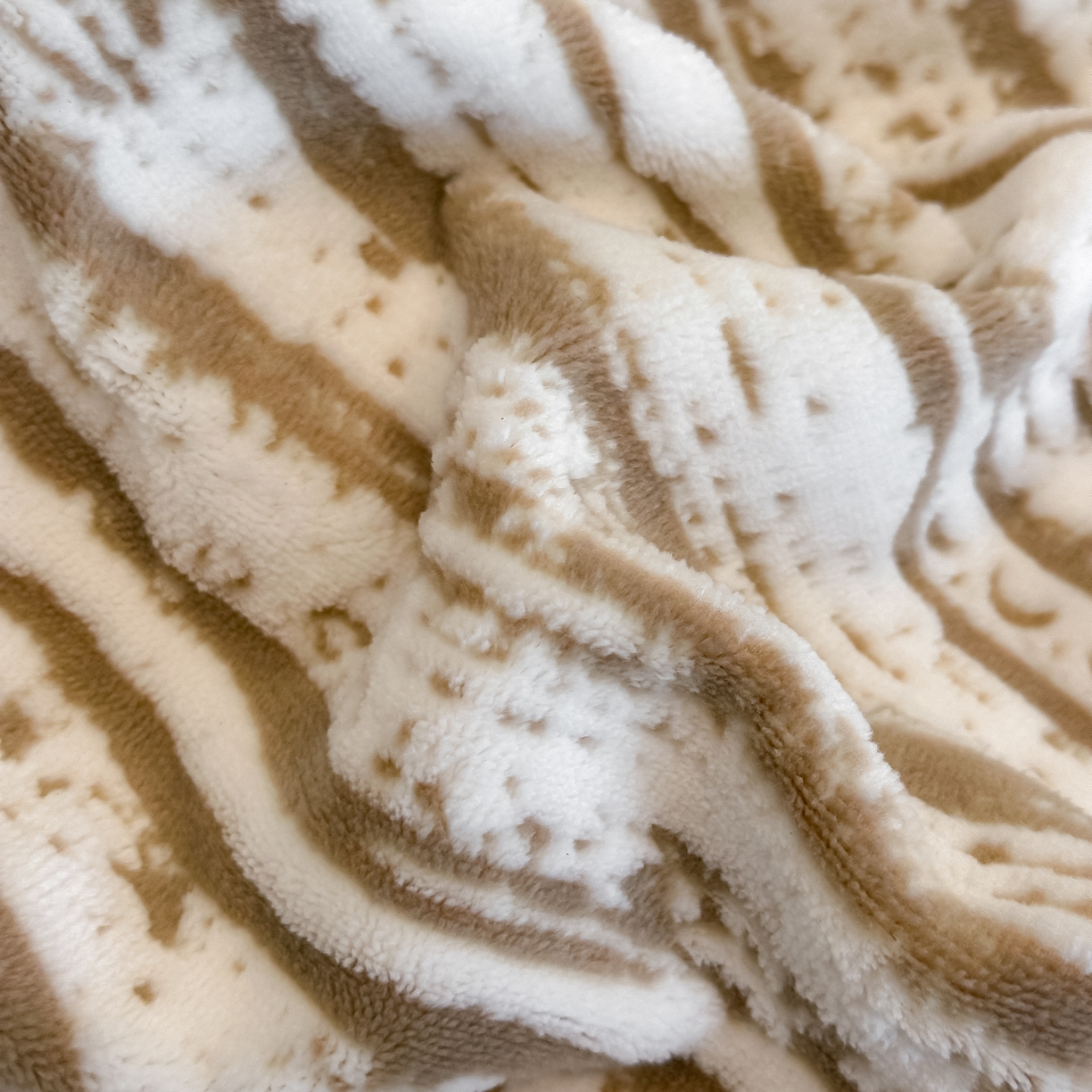 91家纺网 家纺一手货源 找家纺 凯美家居 2025新款A类雕花牛奶绒四件套-美拉德系列 光影蝴蝶