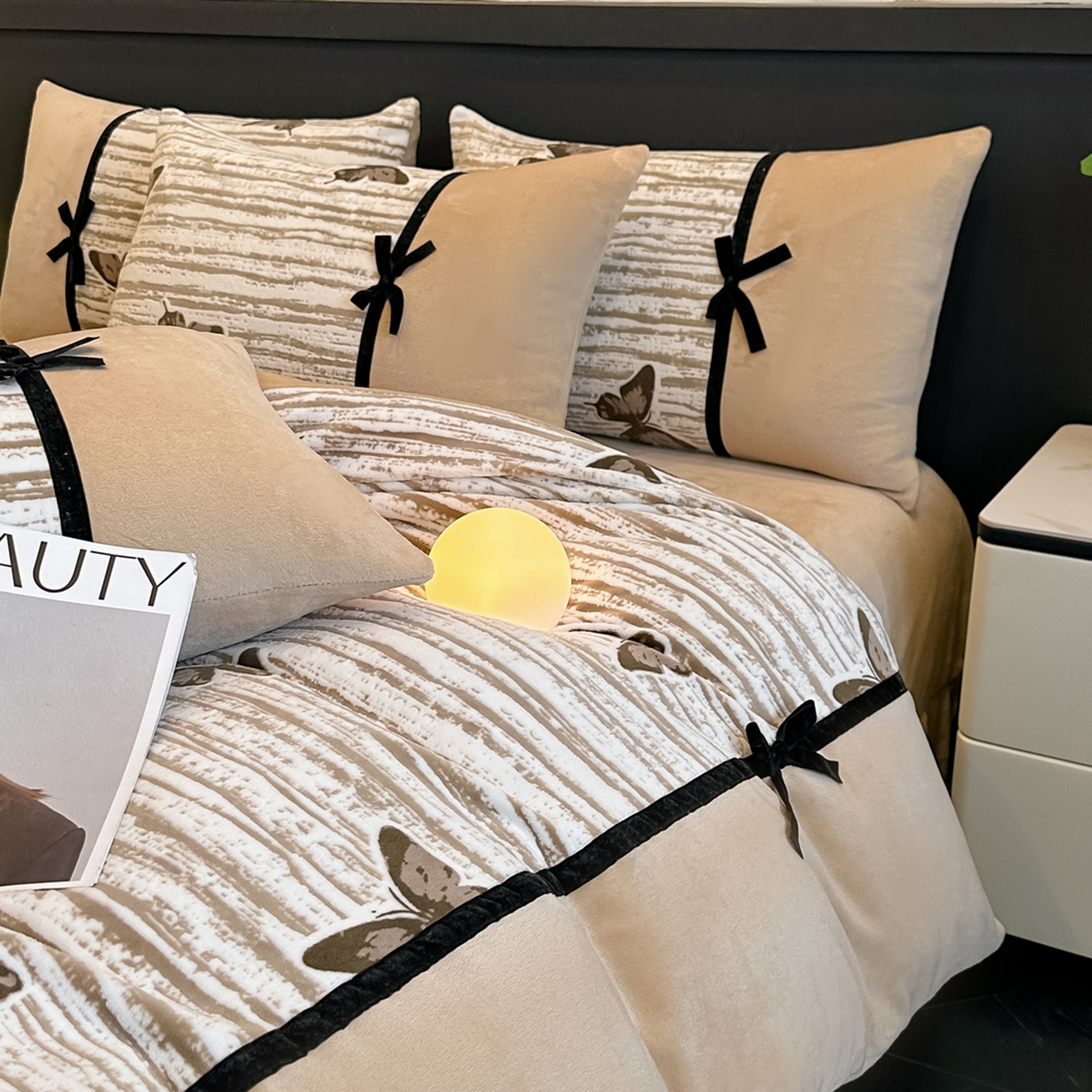 91家纺网 家纺一手货源 找家纺 凯美家居 2025新款A类雕花牛奶绒四件套-美拉德系列 光影蝴蝶