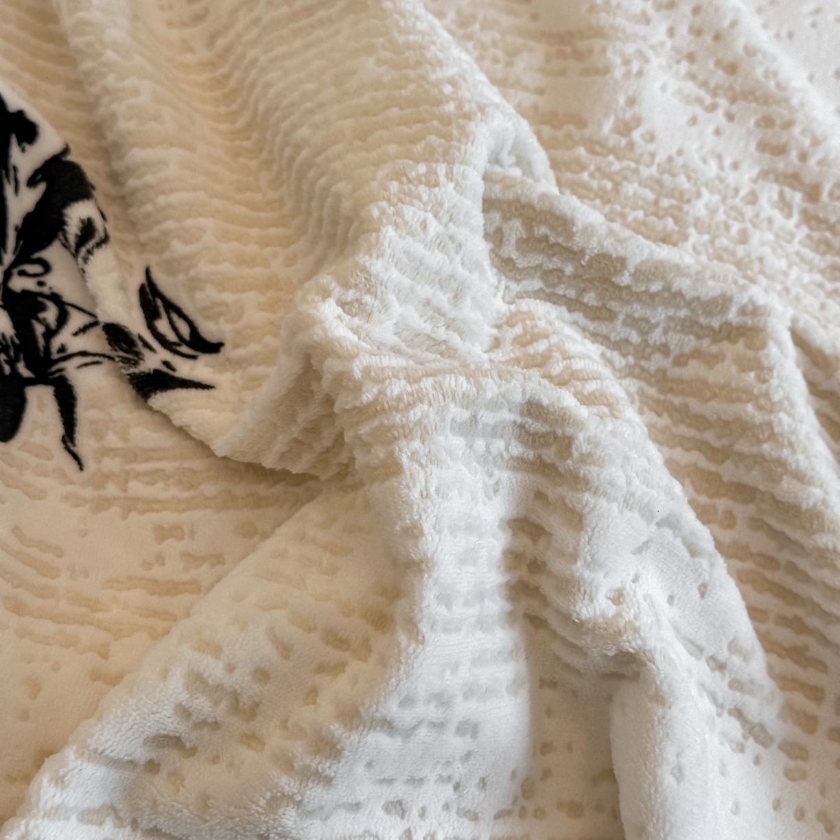 91家纺网 家纺一手货源 找家纺 凯美家居 2025新款A类雕花牛奶绒四件套-美拉德系列 温婉花颜