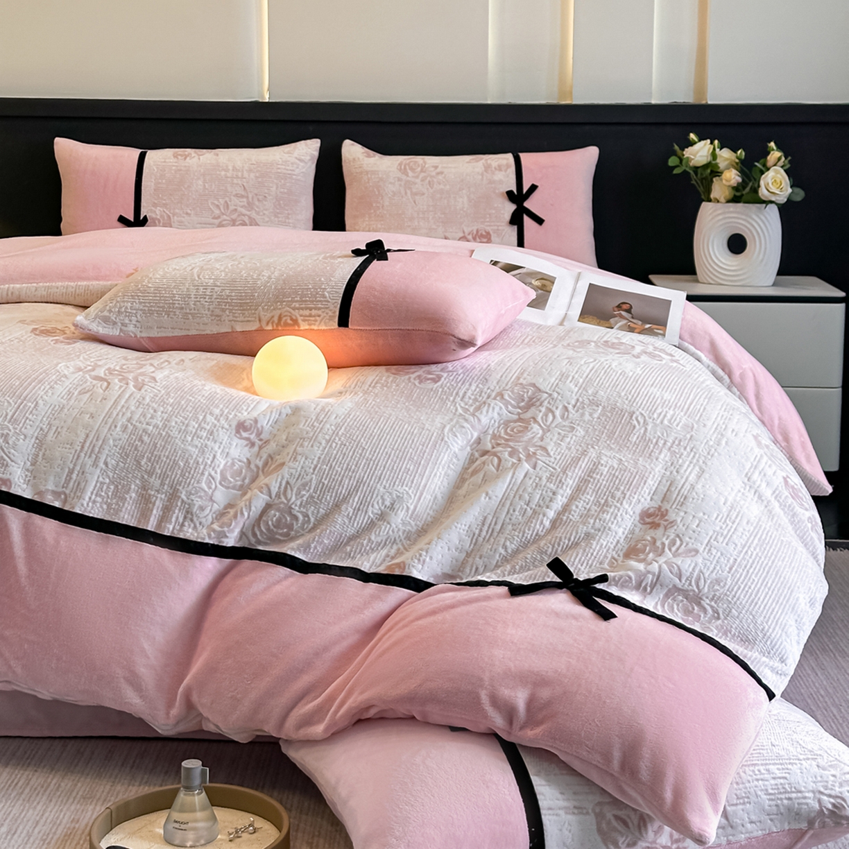 91家纺网 家纺一手货源 找家纺 凯美家居 2025新款A类雕花牛奶绒四件套-美拉德系列 小岛蔷薇 粉