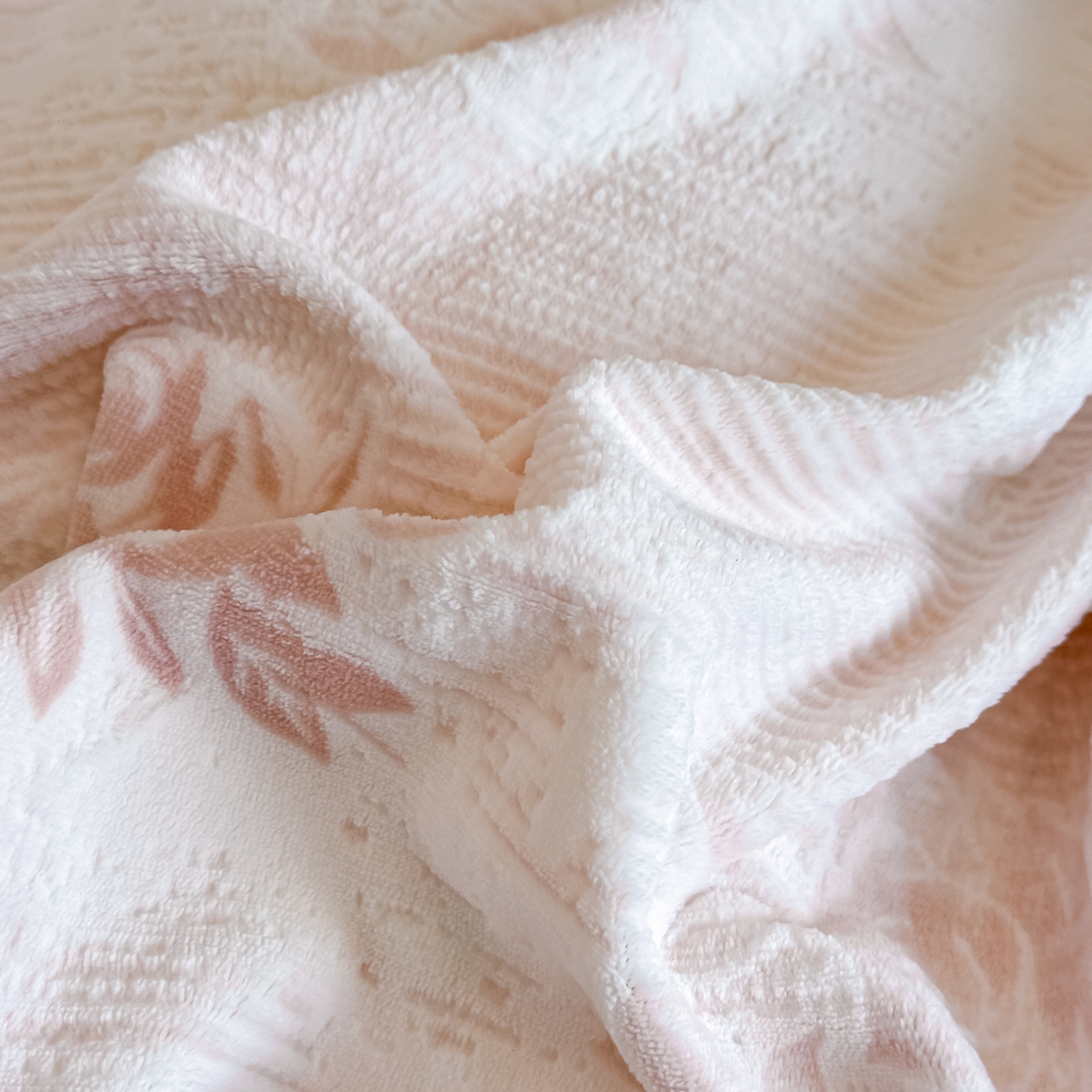 91家纺网 家纺一手货源 找家纺 凯美家居 2025新款A类雕花牛奶绒四件套-美拉德系列 小岛蔷薇 粉