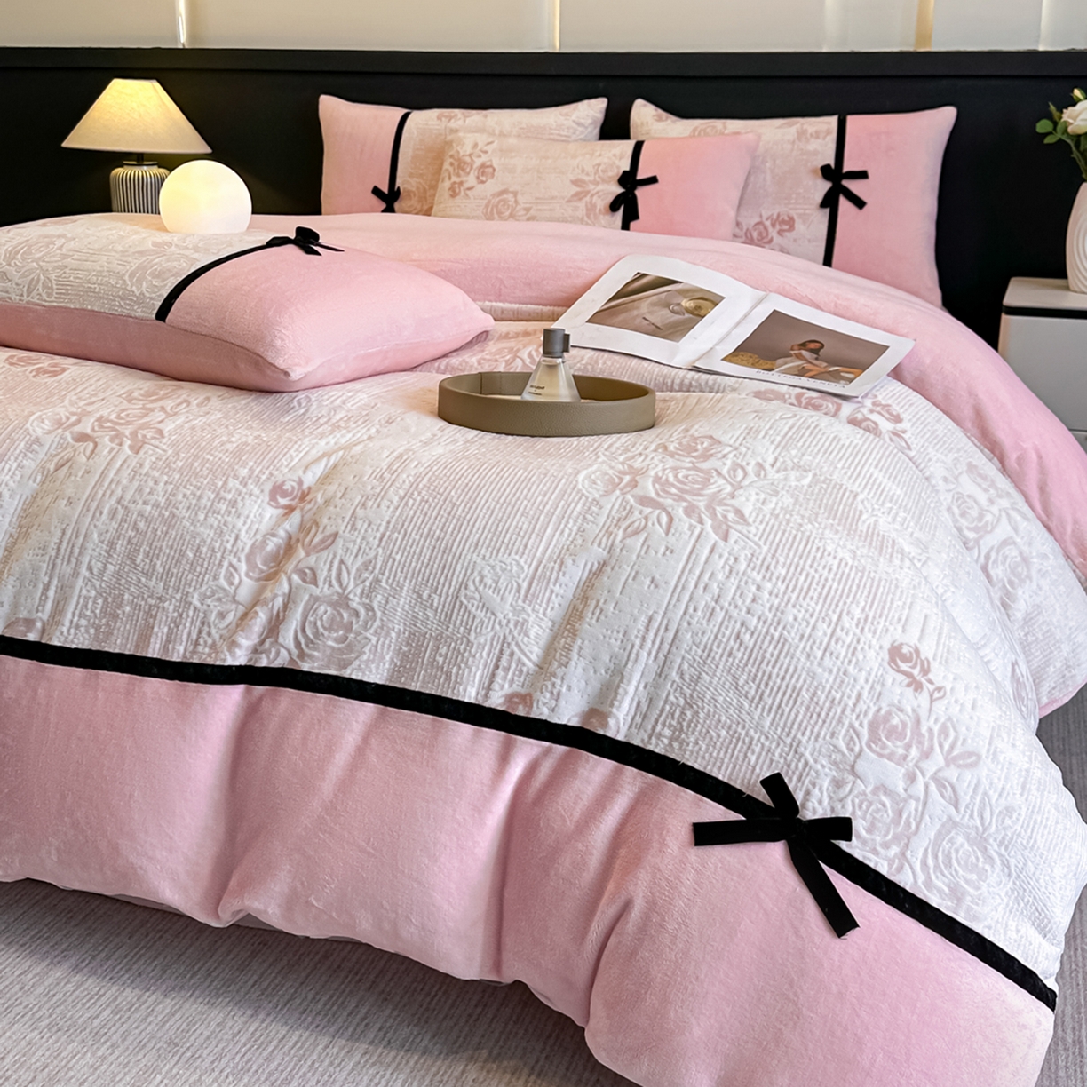 91家纺网 家纺一手货源 找家纺 凯美家居 2025新款A类雕花牛奶绒四件套-美拉德系列 小岛蔷薇 粉