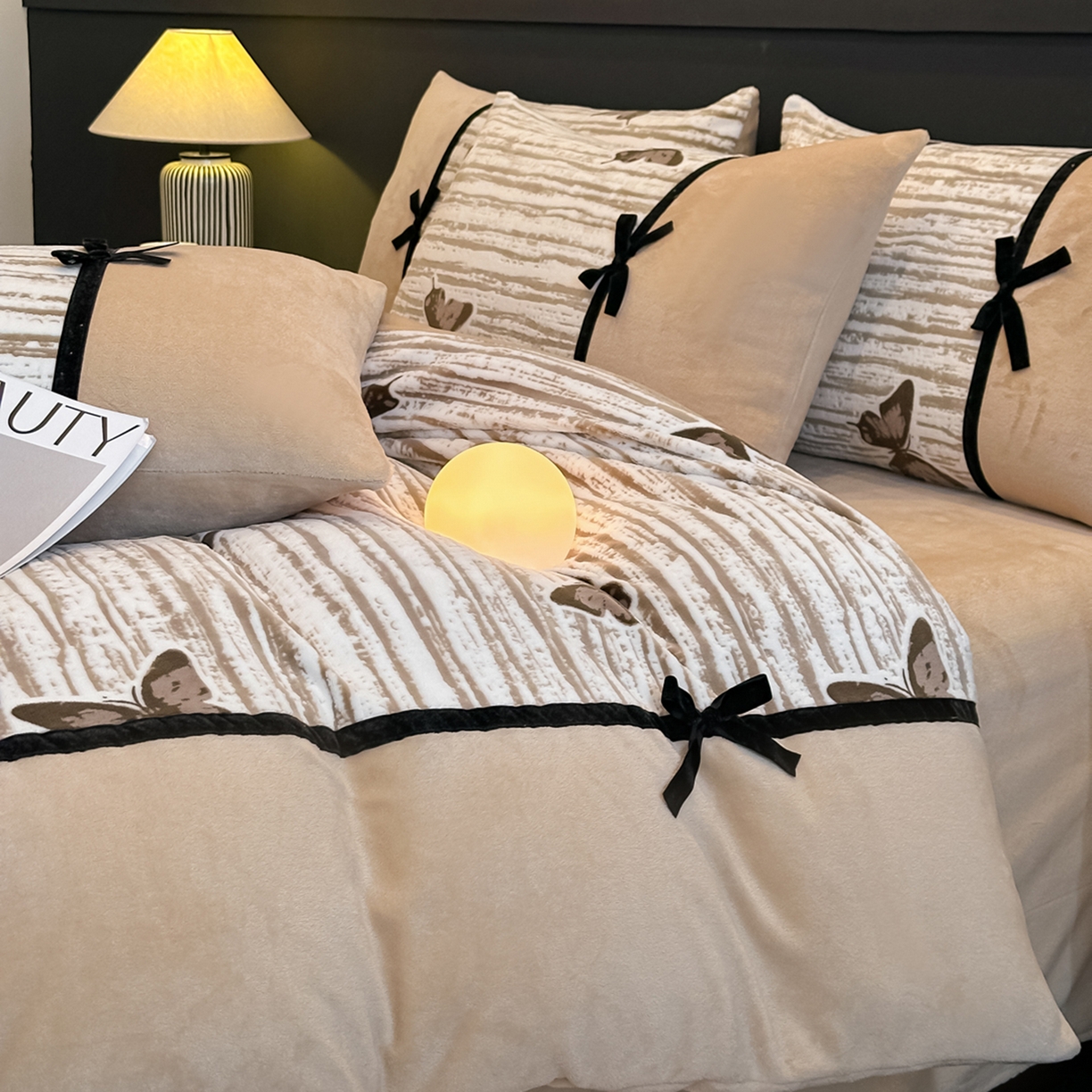 91家纺网 家纺一手货源 找家纺 凯美家居 2025新款A类雕花牛奶绒四件套-美拉德系列 光影蝴蝶