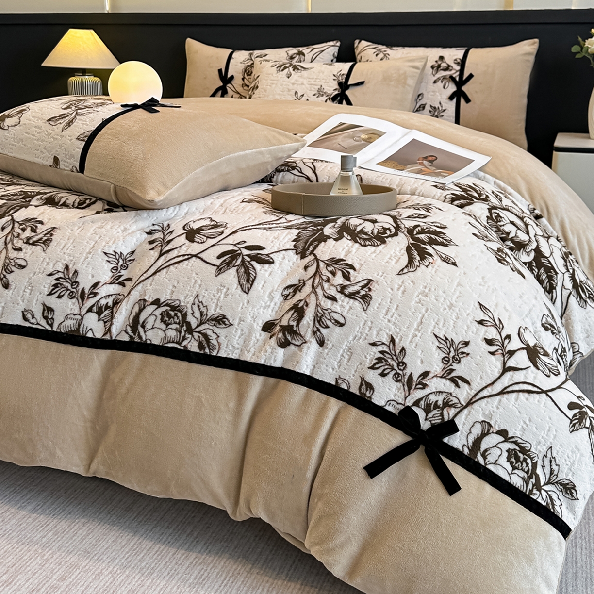 91家纺网 家纺一手货源 找家纺 凯美家居 2025新款A类雕花牛奶绒四件套-美拉德系列 芷岸澜庭