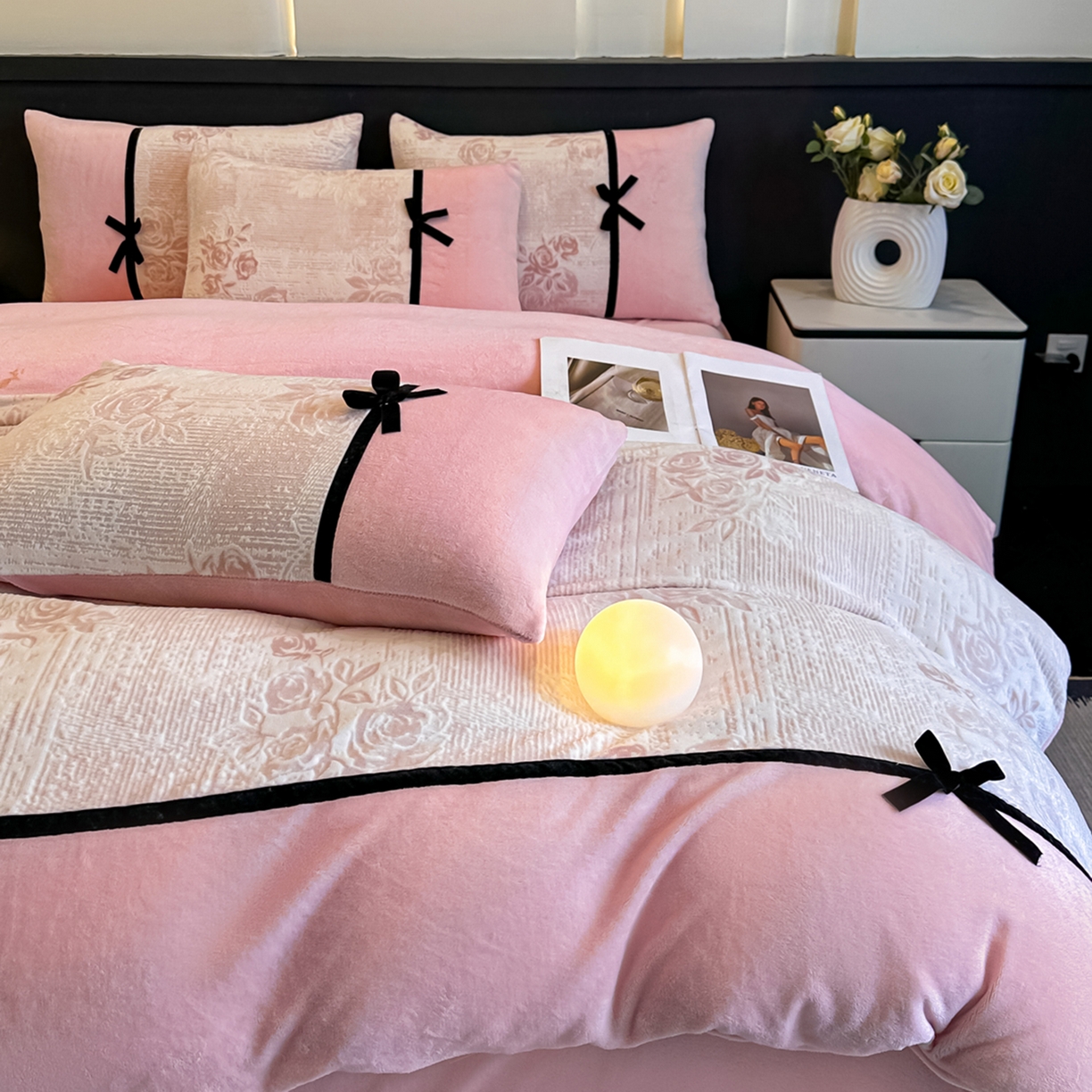 91家纺网 家纺一手货源 找家纺 凯美家居 2025新款A类雕花牛奶绒四件套-美拉德系列 小岛蔷薇 粉