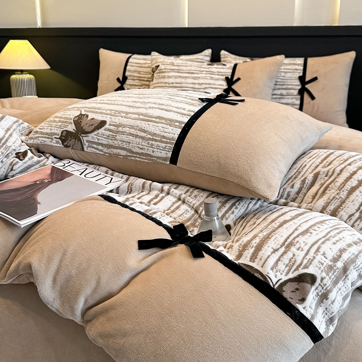 91家纺网 家纺一手货源 找家纺 凯美家居 2025新款A类雕花牛奶绒四件套-美拉德系列 光影蝴蝶