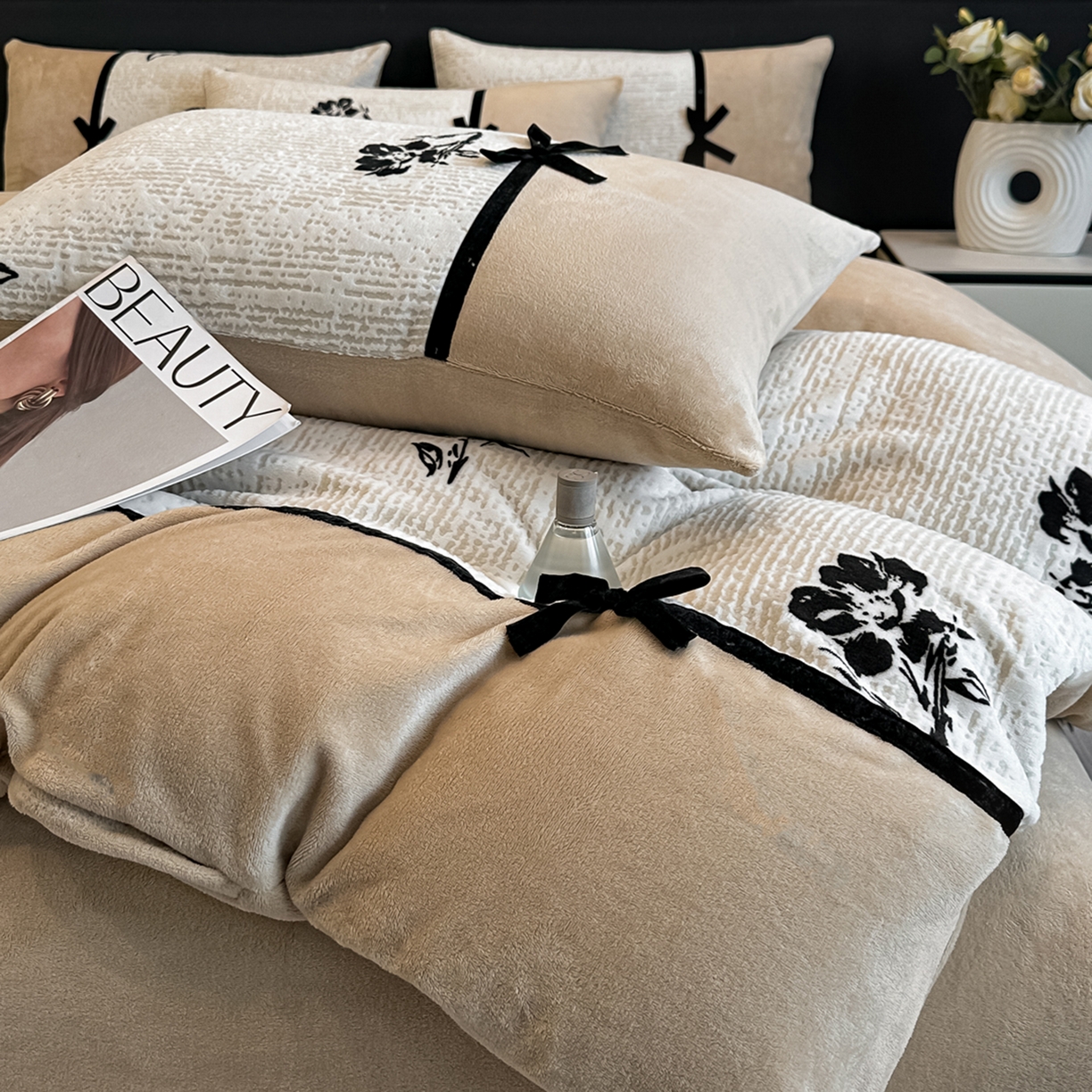 91家纺网 家纺一手货源 找家纺 凯美家居 2025新款A类雕花牛奶绒四件套-美拉德系列 温婉花颜