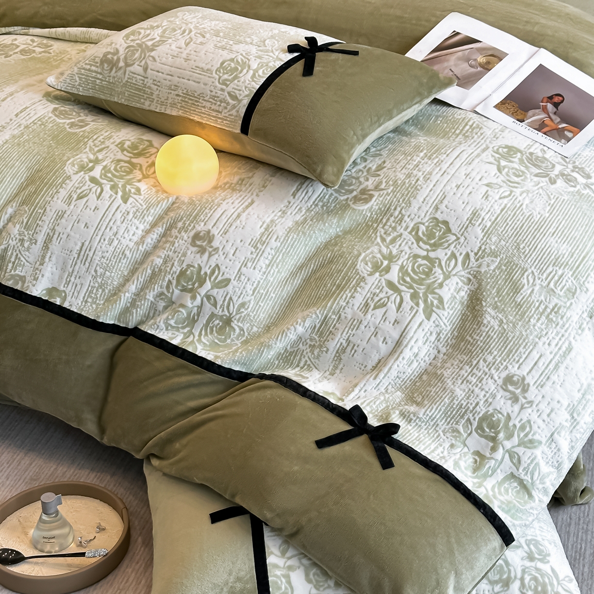 91家纺网 家纺一手货源 找家纺 凯美家居 2025新款A类雕花牛奶绒四件套-美拉德系列 小岛蔷薇 绿