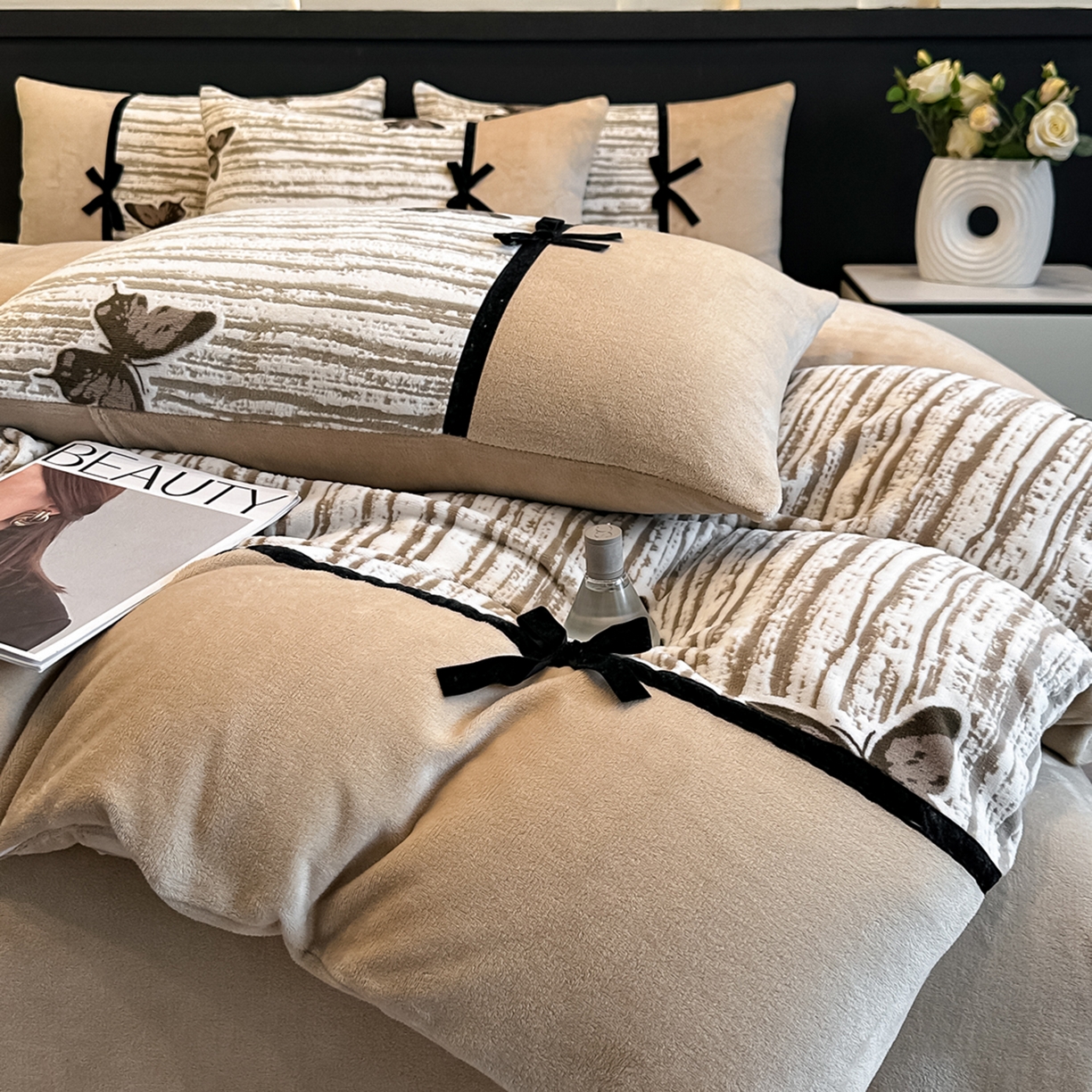 91家纺网 家纺一手货源 找家纺 凯美家居 2025新款A类雕花牛奶绒四件套-美拉德系列 光影蝴蝶