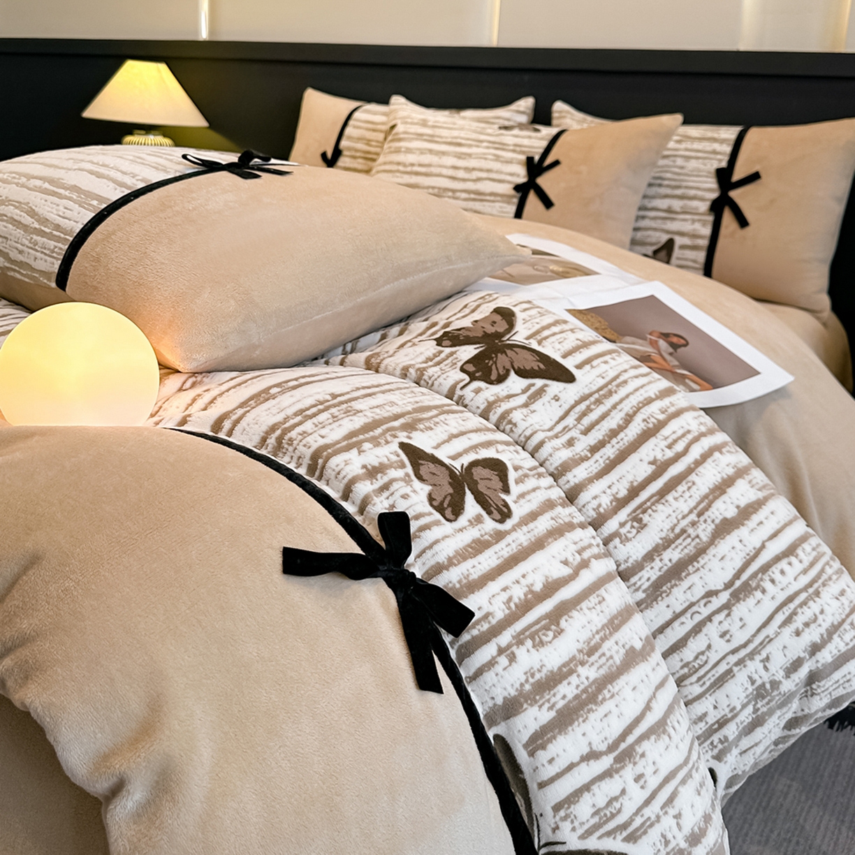 91家纺网 家纺一手货源 找家纺 凯美家居 2025新款A类雕花牛奶绒四件套-美拉德系列 光影蝴蝶