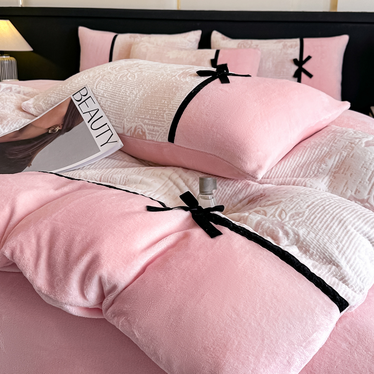 91家纺网 家纺一手货源 找家纺 凯美家居 2025新款A类雕花牛奶绒四件套-美拉德系列 小岛蔷薇 粉