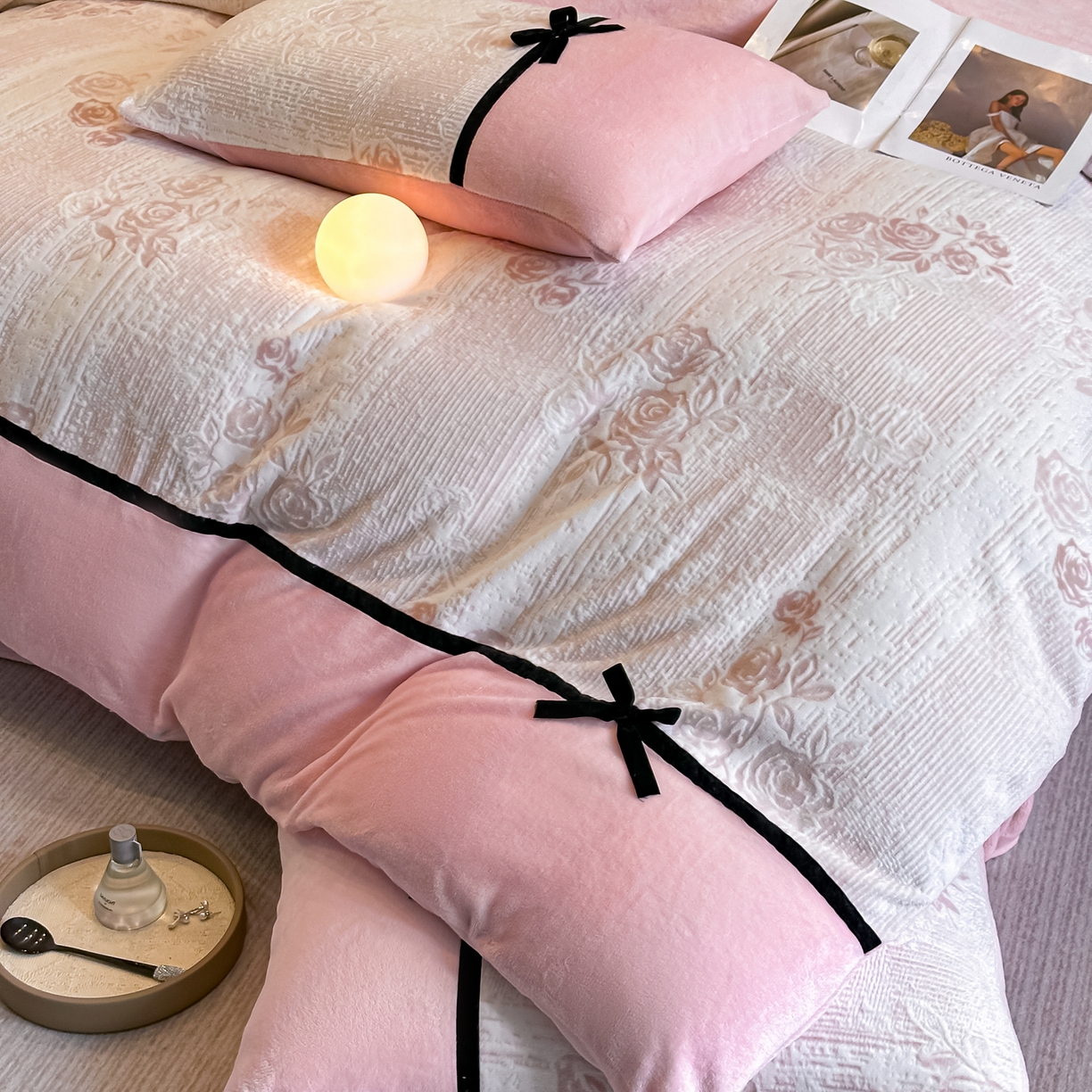 91家纺网 家纺一手货源 找家纺 凯美家居 2025新款A类雕花牛奶绒四件套-美拉德系列 小岛蔷薇 粉