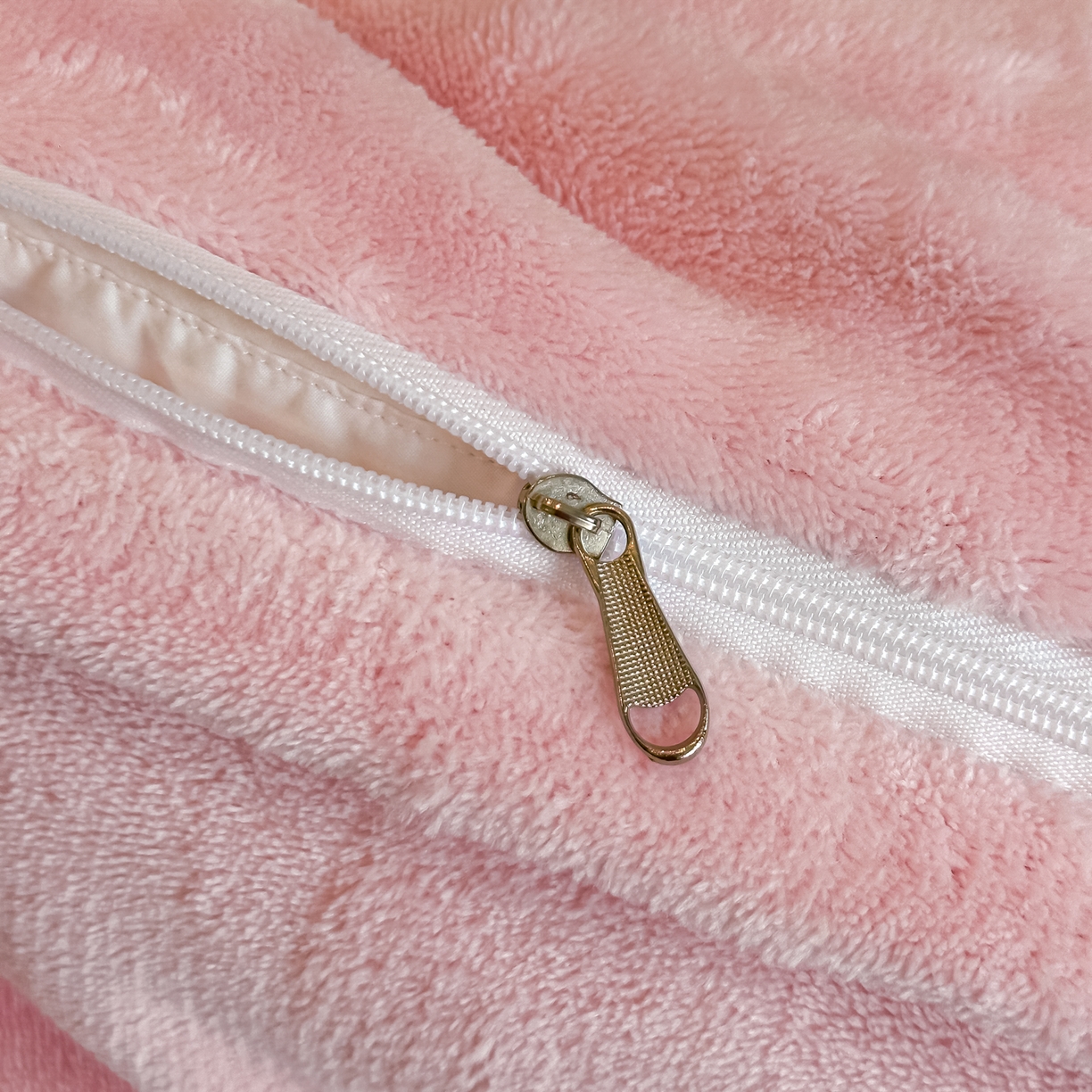 91家纺网 家纺一手货源 找家纺 凯美家居 2025新款A类雕花牛奶绒四件套-美拉德系列 小岛蔷薇 粉