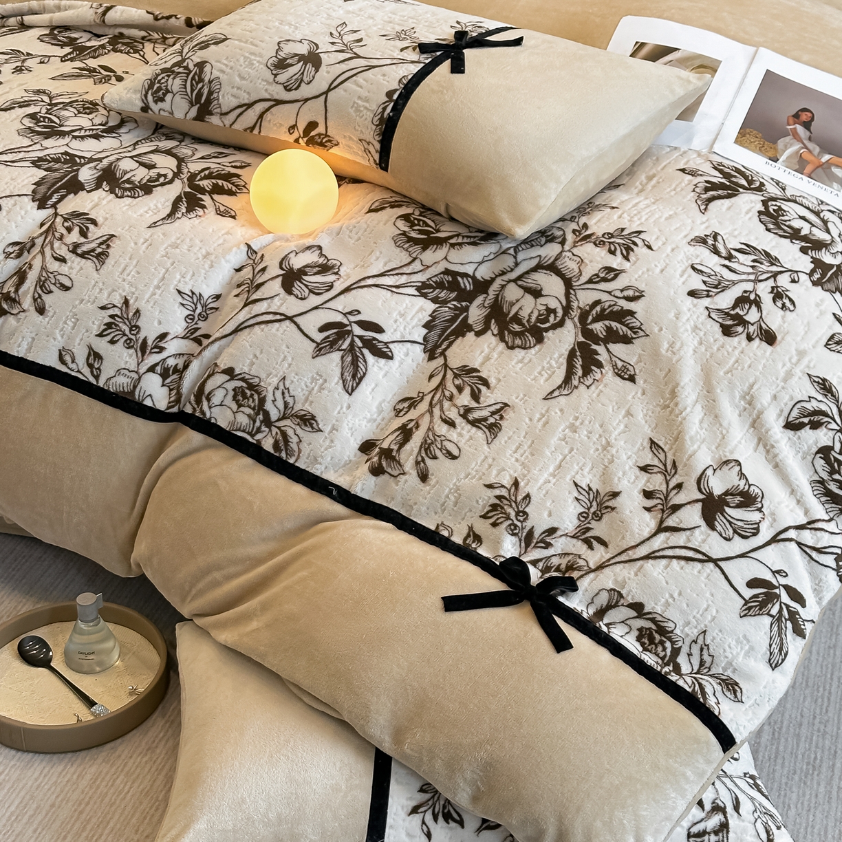 91家纺网 家纺一手货源 找家纺 凯美家居 2025新款A类雕花牛奶绒四件套-美拉德系列 芷岸澜庭