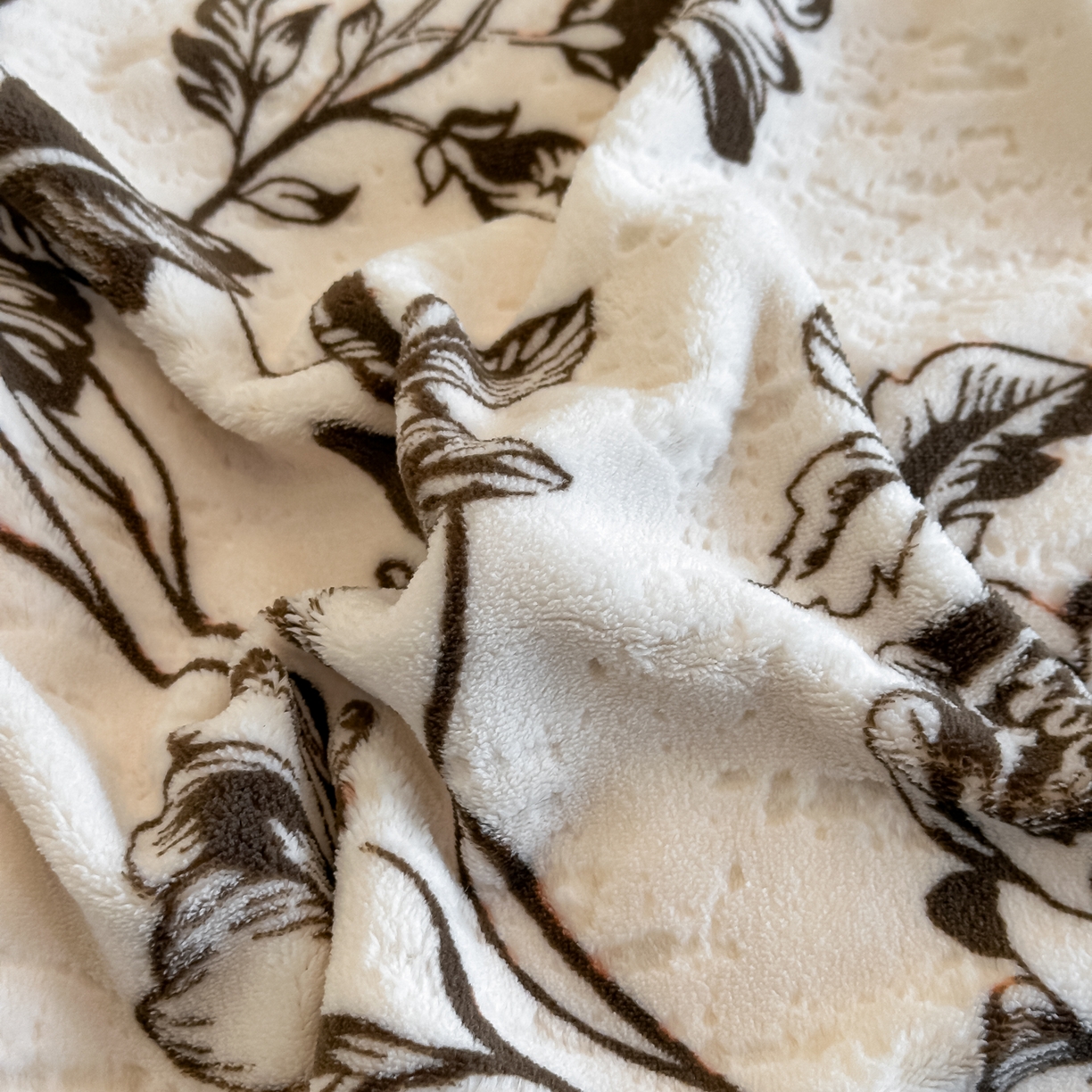 91家纺网 家纺一手货源 找家纺 凯美家居 2025新款A类雕花牛奶绒四件套-美拉德系列 芷岸澜庭