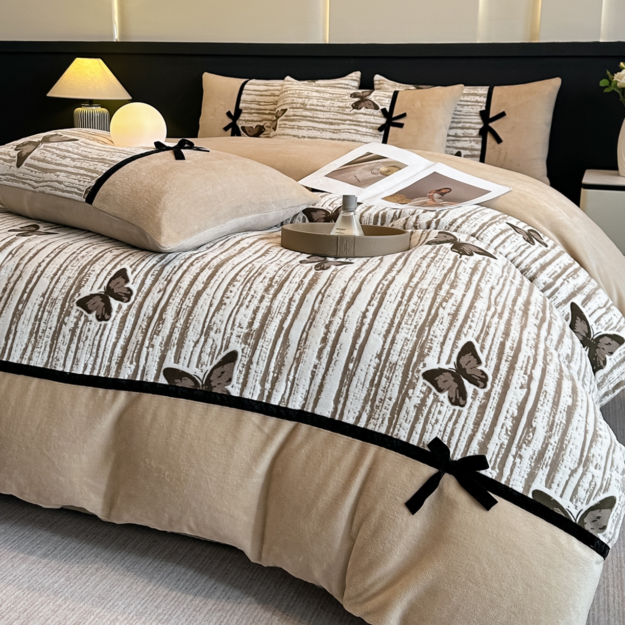 91家纺网 家纺一手货源 找家纺 凯美家居 2025新款A类雕花牛奶绒四件套-美拉德系列 光影蝴蝶