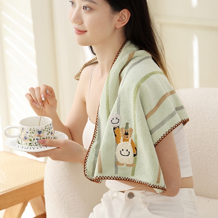 91家纺网 家纺一手货源 找家纺 朴尔家纺-毛巾被 2025新款毛巾绣勾边AB版珊瑚绒速吸速干毛巾浴巾 背带熊-绿毛巾 35x75cm毛巾