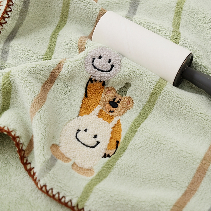 91家纺网 家纺一手货源 找家纺 朴尔家纺-毛巾被 2025新款毛巾绣勾边AB版珊瑚绒速吸速干毛巾浴巾 背带熊-绿毛巾 35x75cm毛巾